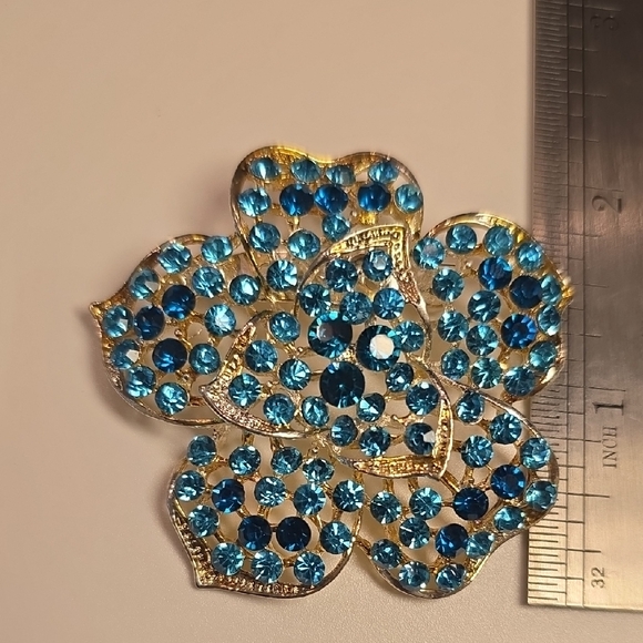Elegant Gold and Blue Floral Brooch - Picture 3 of 4